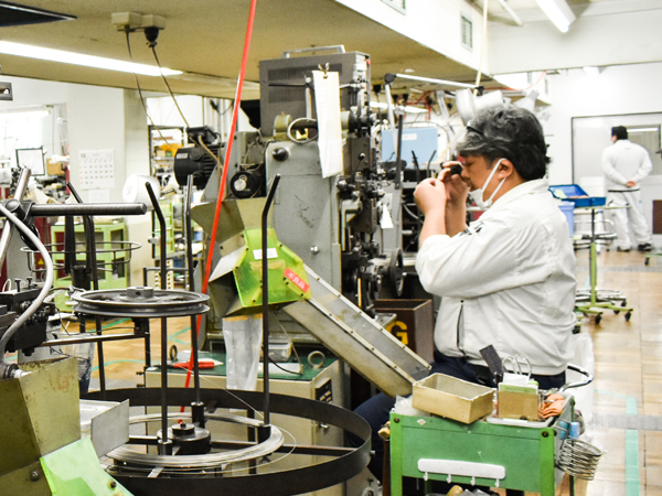 熟練技術者が高品質なばねの生産を支えている