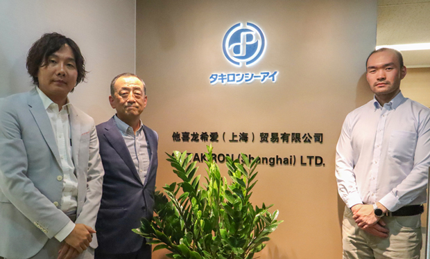 他喜龍希愛（上海）貿易の境和晃董事総経理（左から２番目）と営業担当メンバー（ＮＮＡ撮影）
