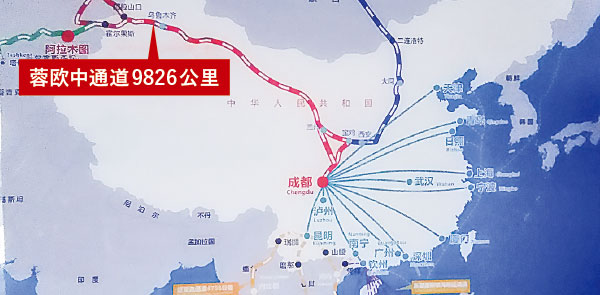 （左）フォックスコン工場付近を最新の路面電車が走る＝市北西部（右）成都市中心部の春熙路にある商業施設、国際金融中心（IFS）