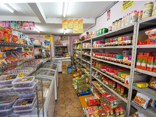 豊富なハラル食材が並ぶ食材店