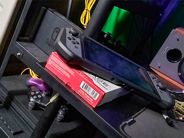 ゲームが趣味。任天堂の「ニンテンドースイッチ」など日本のゲームメーカーの機器が作業スペースのあちこちに（同））