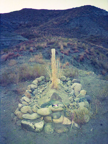 アフガニスタンで亡くなった日本人ジャーナリストの墓。「後日、私も協力して墓を掘り返し、遺体を火葬しました」と高部氏（筆者提供）