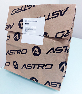 Ａｓｔｒｏは紙袋で商品を配達（ＮＮＡ撮影）