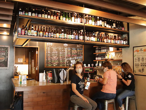 ワース・ザ・ヘルス・フーズが展開する飲食店＝８月上旬、マニラ首都圏マカティ市（ＮＮＡ撮影）