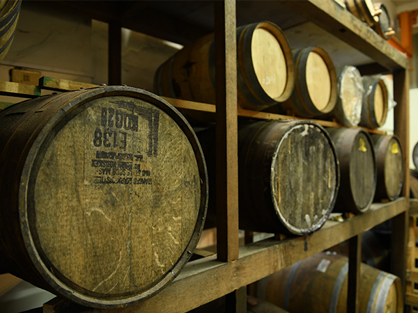 酒だるなどを保管している合力酒業の工場＝台湾・新北（ＮＮＡ撮影）